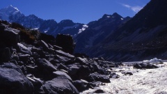 Gipfel des Mt. Cook vom Hooker Lake (mit Eisblock).