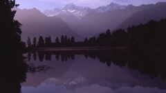 Lake Matteson mit (Spiegel-)bild vom Mt. Cook und Mt. Tasman.