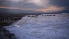 Die Kalksinterterrassen von Pamukkale mit Taurusgebirge im Hintergrund.