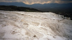 Die Kalksinterterrassen von Pamukkale mit Taurusgebirge im Hintergrund.