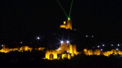 Veliko Tarnovo: Der Tsarevets-Hügel am Abend mit Lightshow.