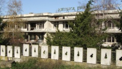 Dem Verfall preisgegebener (ehemaliger) Kindergarten in Bjala.