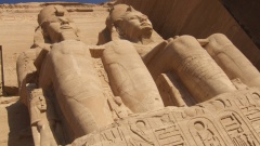 Zwei der 20 m hohen Ramses II Kollosal-Statuen in Abu Simbel.