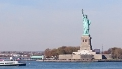 New York: Freiheitsstatue; Vorbeifahrt mit der kostenlosen Staten Island Ferry.