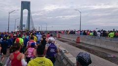 New York: Die Verizano Bridge zu Fuß, kurz nach dem Marathon-Start.