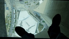 Blick durch den Glasboden des CN Towers in Toronto.