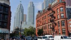 Toronto: Das Bügeleisen-Haus und links noch mal der CN-Tower.