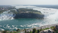 Die Niagarafälle: Links American- und Bridalveil-Fall, rechts Horseshoe Fall.