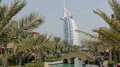 Das Burji al Arab vom Souk Madinat (Einkaufszentrum).