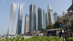 Dubai Marina mit Cayan Tower (ganz links).