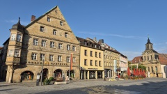 August 2026: Maxstra&szlig;e Bayreuth mit Mohren Apotheke & Spitalkirche