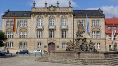 Gegenüber dem Neuen Schloss die Regierung von Oberfranken.