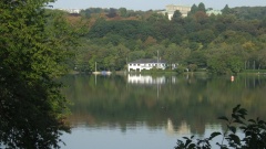 2009: Blick über den Baldeneysee zur Willa Hügel.