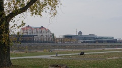 Das Maritim Hotel im ehemaligen Erlweinspeicher, links davon der sächsische Landtag.