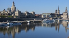 Die Brühlsche Terrasse mit Kunstakademie und Frauenkirche, davor die Elbe.