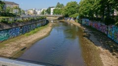 Blick ins Bett des Roten Mains, Graffitis an den Wänden links und rechts