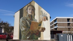 Urban Art in Bayreuth: Mural 'She's back' von Case Maclaim (Badstraße 33). Dargestellt ist die Galleristin Jessica Matijevic; die Maske zeigt die Augen Wilhelmines